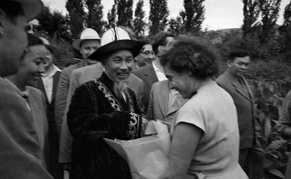 Хо Ши Мин во время визита в Советский Кыргызстан в 1959 году в кыргызской национальной одежде и калпаке