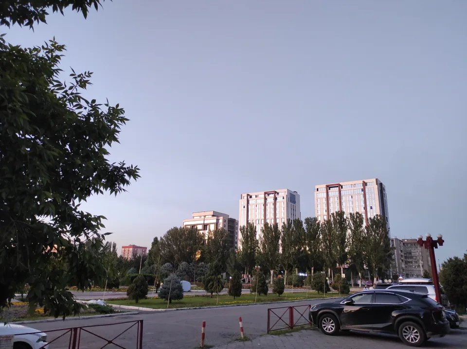 Современный бизнес-центр в Бишкеке