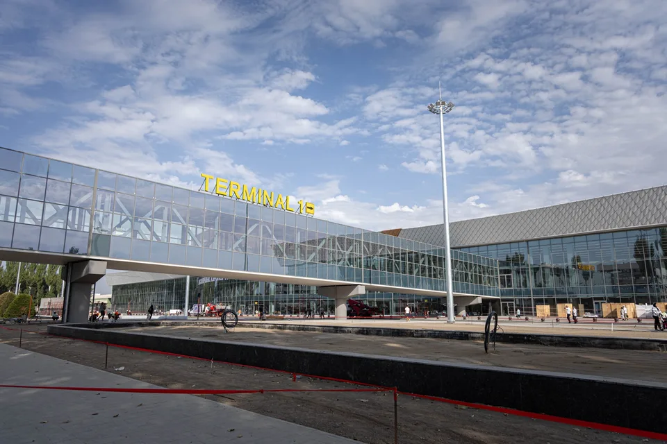 Переход к Terminal 1 Международного аэропорта Манас