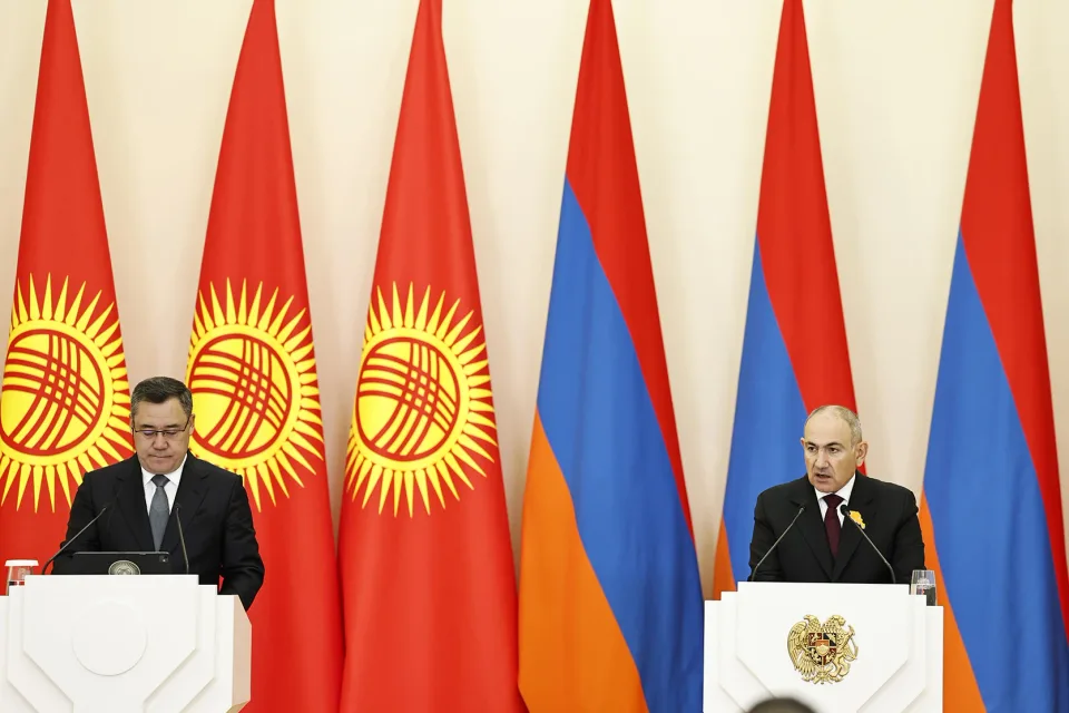 Sadyr Japarov and Nikol Pashinyan making statements to the press in Yerevan on 17 October 2026
