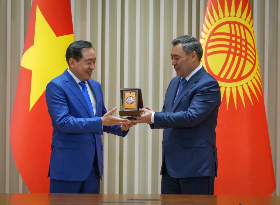 ROX Group head Tran Anh Tuan receiving the Order of Dostuk